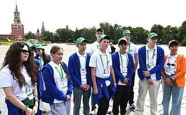 Участники «Поезда Памяти» возложили цветы к Могиле Неизвестного Солдата в Александровском саду и посетили Кремль