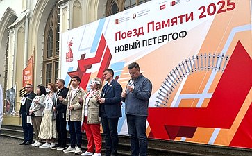Участники проекта «Поезд Памяти» посетили Петергоф