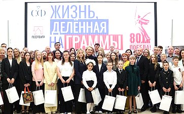 Лилия Гумерова и Дмитрий Василенко открыли в верхней палате выставку детского рисунка «Жизнь, делённая на граммы»