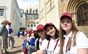 Участники «Поезда Памяти» возложили цветы к Могиле Неизвестного Солдата в Александровском саду и посетили Кремль