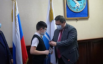 Владимир Полетаев вручил ребятам из Республики Алтай медали Совета Федерации «За проявленное мужество»