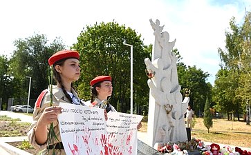 Ольга Бас в ходе поездки в регион посетила Луганский детский парк имени Щорса, возле Мемориала погибшим детям Луганщины, чтобы почтить их память