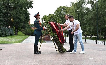 Участники «Поезда Памяти» возложили цветы к Могиле Неизвестного Солдата в Александровском саду и посетили Кремль