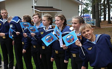 Приветствие юных моряков