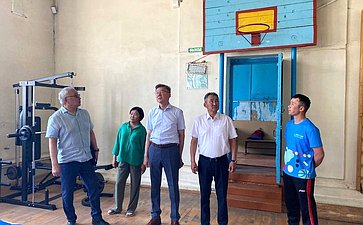 Баир Жамсуев в ходе региональной недели провел рабочие встречи и прием граждан по личным вопросам