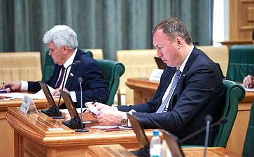 Сенаторы приняли участие в сдаче пробного Единого государственного экзамена