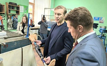 Александр Брыксин посетил Курское протезно-ортопедическое предприятие