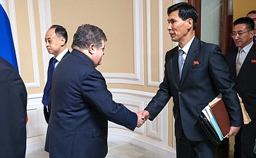 Встреча первого заместителя председателя Комитета СФ по международным делам Владимира Джабарова с руководителем группы содействия развитию корейско-российской дружбы в Верховном народном собрании КНДР Ли Чхолем