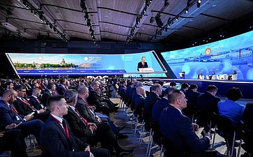 Пленарное заседание XXVII Петербургского международного экономического форума (ПМЭФ’24) (Фото Фонд Росконгресс)