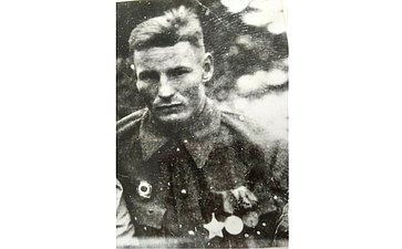 Тальнишных Дмитрий. Воевал с июля 1941 по октябрь 1945. Служил в артиллерии. Награжден орденами и медалями. Дедушка сотрудницы Аппарата СФ А. Самусенко