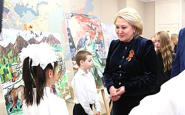 Лилия Гумерова и Дмитрий Василенко открыли в верхней палате выставку детского рисунка «Жизнь, делённая на граммы»