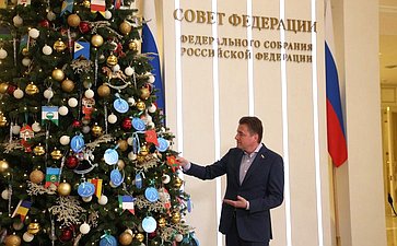 Дмитрий Горицкий поздравил ветеранов Великой Отечественной войны и исполнил две новогодние мечты с «Елки желаний»