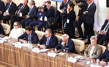 Встреча Председателя СФ Валентины Матвиенко и Председателя Совета Республики Национального собрания Республики Беларусь Натальи Кочановой с руководителями органов государственной власти субъектов Российской Федерации и регионов Республики Беларусь