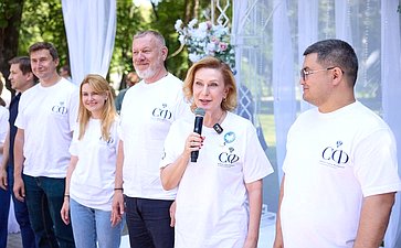 В День семьи, любви и верности во Владимирской области состоялось Всероссийская акция «День рождения семьи», в ходе которой сенаторы поздравили молодожёнов