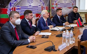 Юрий Архаров вместе с коллегами из Федерального Собрания встретились со студентами Приднестровского государственного университета и приняли участие в Круглом столе, посвящённом Дню Конституции РФ