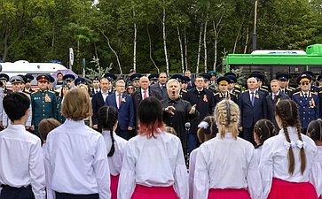 Григорий Карасин вместе с губернатором Сахалинской области Валерием Лимаренко, представителями силовых ведомств и общественности открыли в Южно-Сахалинске сквер «Щит и Меч»