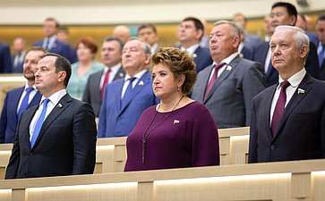 Сенаторы слушают гимн России перед началом 463-го заседания Совета Федерации