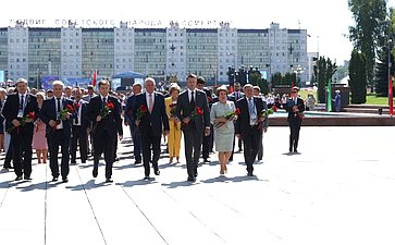 Торжественная церемония возложения цветов членами официальных делегаций Совета Республики и Совета Федерации к Вечному огню у монумента «Три штыка»