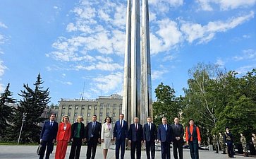 Парламентарии российской и белорусской делегаций возложили цветы к Вечному огню и стелам городов-героев на площади Победы в Туле