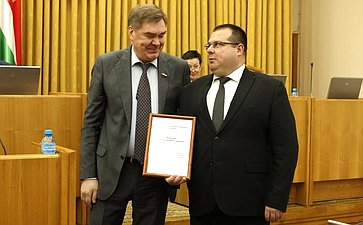 Александр Савин вручил награды Совета Федерации отличившимся землякам