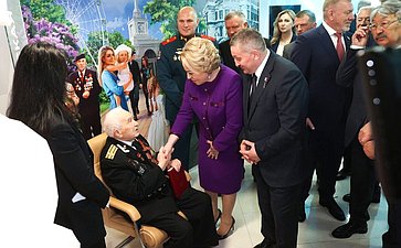 Валентина Матвиенко и Андрей Бочаров осмотрели выставку, посвященную перспективным направлениям развития Волгоградской области