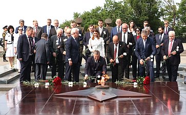 Парламентская делегация возложила цветы к Монументу «Мать Армения»