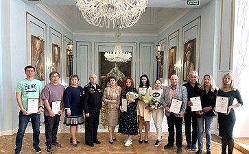 Екатерина Алтабаева наградила организаторов и участников выставки «Из Севастополя с любовью…»
