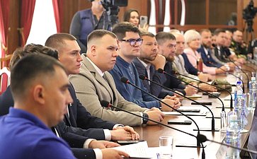 Встреча Александра Карелина в рамках парламентского проекта «В одной команде со СВОими» с участниками СВО