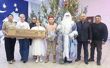 Баир Жамсуев исполнил желание Вероники Былковой из села Нижний Цасучей Ононского округа и юного жителя села Дульдурга, Артема Сорокина