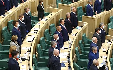 Сенаторы слушают Гимн России перед началом 490-го заседания Совета Федерации