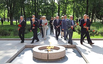 В рамках визита в Великий Новгород парламентарии возложили цветы к мемориалу «Огонь Вечной славы» в Новгородском кремле