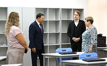 Александр Ролик в День знаний принял участие в торжественной линейке в школе № 39 г. Владивостока