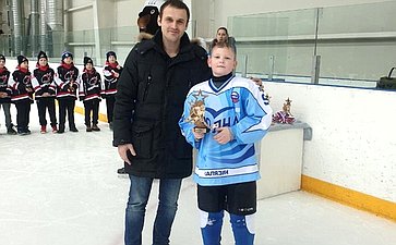 Сергей Леонов поздравил юных победителей турнира по хоккею