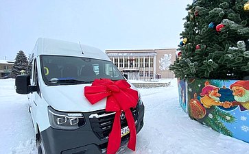 Максим Кавджарадзе передал ключи от нового автобуса для Центра дополнительного образования Измалковского района