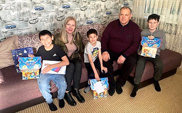 Крым Казаноков исполнил мечту двенадцати детей из двух регионов России в рамках акции «Елка желаний»