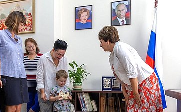 Екатерина Алтабаева в рамках Всероссийской акции «Собери ребёнка в школу» вручила детям севастопольских семей ранцы, школьные принадлежности и книги