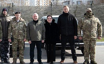 Лариса Мельник вместе с Губернатором региона Михаилом Развожаевым и представителями Народного фронта поздравили бойцов 810-й бригады морской пехоты с наступающим праздником