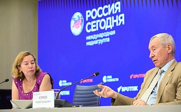 Брифинг председателя Комиссии СФ по защите государственного суверенитета и предотвращению вмешательства во внутренние дела РФ Андрея Климова