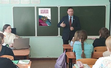 Александр Ролик провел с учениками владивостокской школы №16 парламентский урок, посвященный 30-летию Конституции Российской Федерации