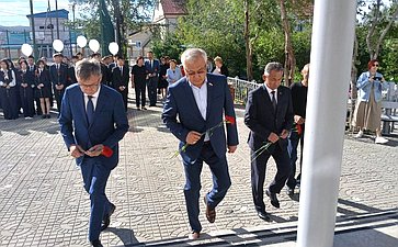 Баир Жамсуев в Агинской средней школе № 2 принял участие в митинге памяти Даримы Аликовой-Базаровой — выпускницы этой школы, работавшей учителем истории в Беслане