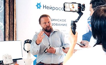 Сенаторы посетили компанию, производящую медоборудование для нейрофизиологии, функциональной диагностики и реабилитации