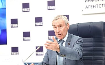 В пресс-центре ТАСС прошла пресс-конференция председателя Комиссии СФ по защите государственного суверенитета и предотвращению вмешательства во внутренние дела РФ Андрея Климова, посвященная построению новой архитектуры евразийской безопасности