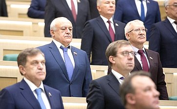 Сенаторы слушают гимн России перед 452-м заседанием Совета Федерации