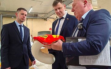 Артем Малащенков совместно с активистами «Движения Первых» из Смоленской области побывал на крупном предприятии, которое изготавливает игрушки