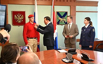 Александр Ролик во время региональной недели в торжественной обстановке вручил памятную медаль Совета Федерации «За проявленное мужество» школьнику из села Чугуевка Приморского края Тимофею Полякову