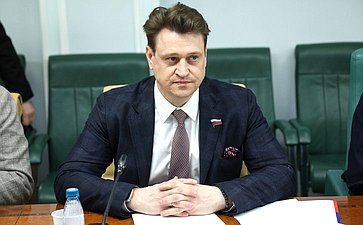 Олег Голов
