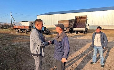 Айрат Гибатдинов в преддверии Дня работника сельского хозяйства и перерабатывающей промышленности посетил ряд агропромышленных предприятий Ульяновской области