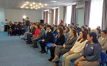 Виталий Назаренко, находясь с рабочей поездкой в регионе, провел встречу со студентами Владикавказского института управления