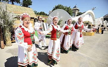 На полях XI Форума регионов Беларуси и России в Витебске проходит выставка достижений народного хозяйства двух стран
