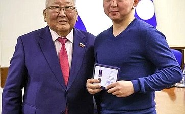 Егор Борисов вручил юным героям-якутянам медали Совета Федерации «За проявленное мужество»